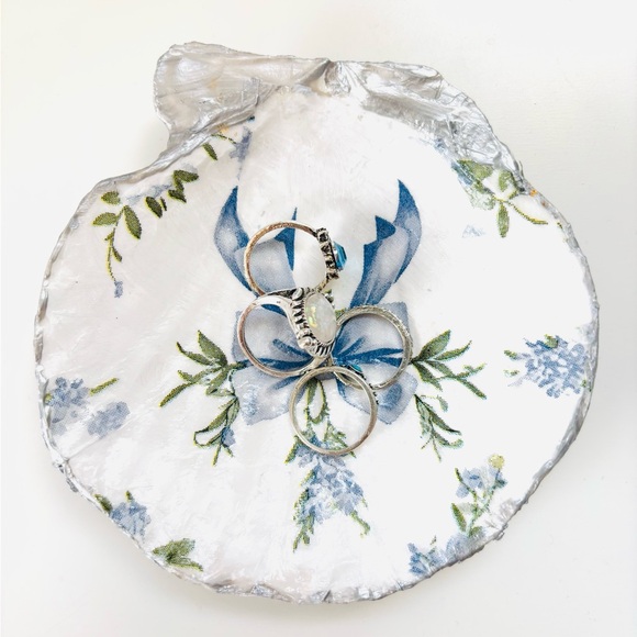 Handcrafted shell ring dish with blue bow decoupage design - Picture 5 of 5